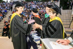 לוחצים ידים חגית מישקין ויהודית דורי בעת קבלת תעודת הדוקטורט 2017